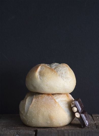 Un parell de panets rodons i una presa de xocolata amb avellanes